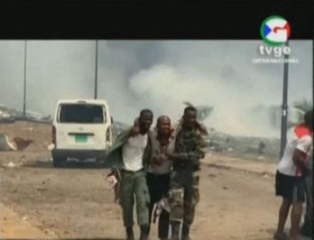 Soldados trasladan a un herido en las explosiones de Bata, en una imagen de la televisión guineana TVGE. (AFP)
