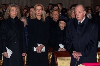 Elena y Cristina de Borbón junto a su padre, el rey emérito español. (Emilio NARANJO/AFP)