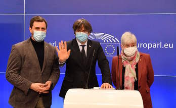 Comín, Puigdemont y Ponsatí, antes de comenzar la rueda de prensa en el Parlamento Europeo. (John THYS / AFP)
