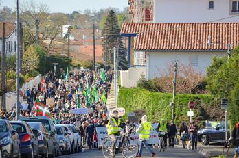 Varios centenares de personas se movilizaron ayer en Angelu a llamamiento del colectivo Bizi! (Xelina BOUBET)