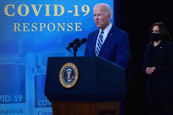 El presidente de EEUU, Joe Biden, con la vicepresidenta, Kamala Harris, ha explicado el refuerzo de la vacunación. (Jim WATSON/AFP)