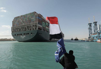 El ‘Ever Given’ navega por el canal de Suez tras ser liberado mientras ondean la bandera egipcia. (SUEZ CANAL AUTHORITY/AFP) 