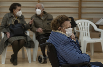 Mayores de 90 años acuden a ponerse la vacuna en Iruñea. (Jagoba MANTEROLA/FOKU)