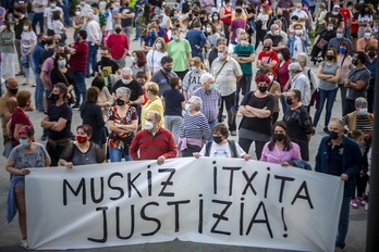 Protesta en Muskiz contra el cierre perimetral decretado a pesar de la bajada de la tasa de positividad. (Jaikiz FONTANEDA/FOKU)