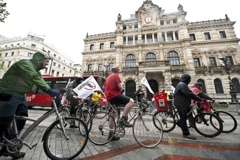 Imagen de archivo de una edición anterior de la marcha ciclista antimilitarista de Bizkaia. (Jon HERNAEZ/FOKU)