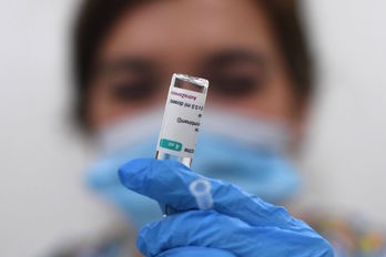 Una sanitaria prepara en Londres una dosis de la vacuna de AstraZeneca. (Daniel LEAL-OLIVAS/AFP)
