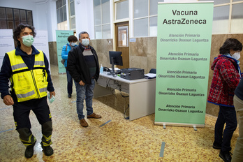 Vacunación con AstraZeneca este fin de semana en Iruñea, en el antiguo colegio Maristas. (Iñigo URIZ | FOKU)