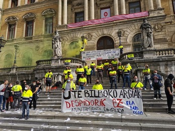 Protesta de los trabajadores de la UTE Bilboko Argiak frente al Ayuntamiento. (@CCOOindustria)
