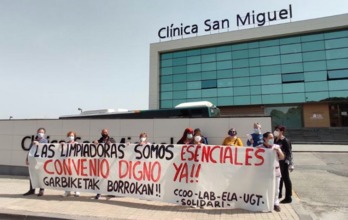 Las trabajadoras de la limpieza movilizandose ante la clínica San Miguel. (@labzerbitzunafa)