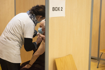 Una sanitaria procede a vacunar a una persona en el vacunódromo de la Casa de las Asociaciones, en Baiona. (Guillaume FAUVEAU)