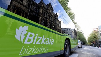 Autobús de Bizkaibus junto al palacio foral, en la Gran Vía bilbaina.