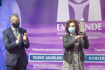 La presidenta de Askabide, Miriam Santorcuato, sostiene el galardón en sus manos. (IREKIA)