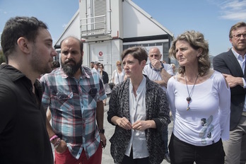 Responsables políticos de Donostia y Errenteria se solidarizaron con la familia. (Juan Carlos RUIZ/FOKU)