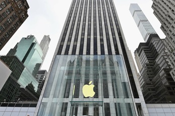 La tienda de Apple en la Quinta Avenida de Nueva York. (Angela Weiss | AFP)