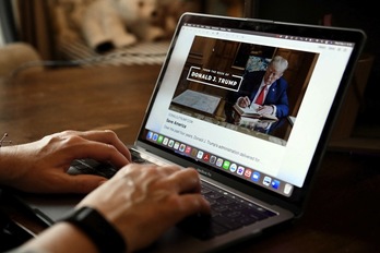¨From the desk of Donald J. Trump», la nueva red social creada por el expresidente para estar en contacto con sus seguidores. (Olivier DOULIERY/AFP)