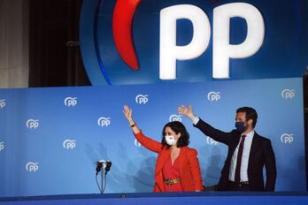 Isabel Díaz Ayuso y Pablo Casado celebran el éxito cosechado por el PP en Madrid. (Pierre-Philippe MARCOU/AFP)