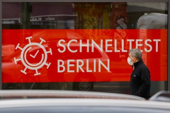 Un hombre pasa ante un centro de tes rápidos de coronavirus en Berlín, que será la sede del Centro de Inteligencia para Pandemias y Epidemias de la OMS. (David GANNON | AFP)