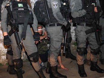 Ekialdeko Jerusalemen protestan ari zen palestinar bat, Israelgo indarrek atxilotuta. (Ahmad GHARABLI/AFP)