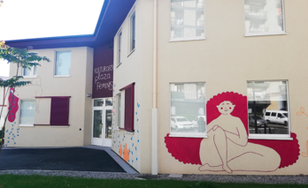 Imagen del edificio rehabilitado de Hernani que acoge el proyecto Kulturarteko Plaza Feminista (GRUPO KURSAAL)