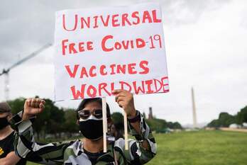 Una persona reclama en Washington la liberalización de las patentes de las vacunas anticovid. (Saul LOEB/AFP)