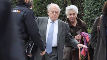 Jordi Pujol y Marta Ferrusola salen de su domicilio para declarar, en una inagen de archivo. (RTVE)