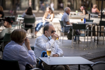Un cliente toma una cerveza en una terraza haciendo un uso correcto de la mascarilla. (Jaizki FONTANEDA/FOKU)