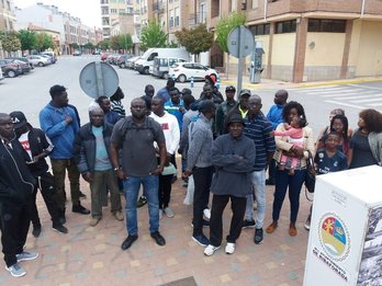 Concentración de la Comunidad de Senegales de la Ribera en Ribaforada para denunciar el engaño del Ayuntamiento a Khadim en mayo de 2019. (NAIZ)