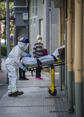 Traslado al hospital de una persona infectada, la pasada semana en Donostia. (Gorka RUBIO | FOKU)