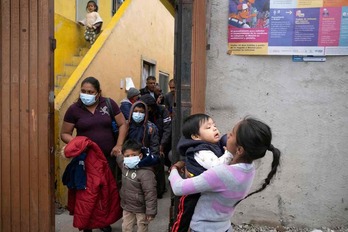 Brillite y sus cuatro hijos salen del refugio de Agape, en Tijuana, para dirigirse a EEUU a pedir asilo. (Guillermo ARIAS/AFP)