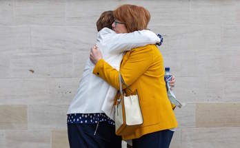 Rita Bonner (a la derecha), hermana de la víctima John Laverty, abraza a un familiar en Belfast. (Paul FAITH/AFP)