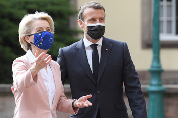 La presidenta de la Comisión Europea, Ursula von der Leyen, junto al presidente francés, Emmanuel Macron. (Frederick FLORIN / AFP)