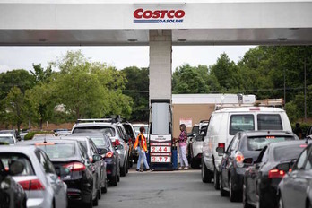 Filas de coches esperan para repostar ante la escasez de combustible en Carolina del Norte. (AFP)