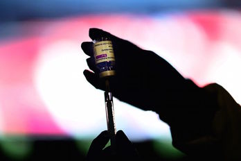 Una sanitaria prepara una dosis de la vacuna de AstraZeneca en el estadio Wanda Metropolitano de Madrid. (Gabriel BOUYS/AFP)