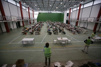 Imagen de los exámenes de la Evaluación para el Acceso a la Universidad de 2020, en Gasteiz. (Endika PORTILLO/FOKU)