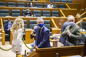 El lehendakari Iñigo Urkullu junto al consejero Josu Erkoreka en el pleno del Parlamento de Gasteiz celebrado el pasado 11 de enero. (Jaizki FONTANEDA / FOKU)