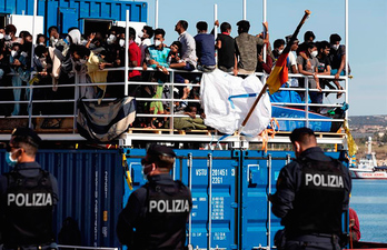 Imagen de policías sicilianos controlando el desembarco de los migrantes en Pozzallo. (NAIZ)