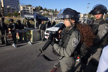 Policías israelíes controlan el paso de palestinos al barrio de Sheikh Jarrah de Jerusalén, que sufre un intenso proceso de judaización. (Ahmed GHARABLI/AFP)