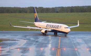 El avión de Ryanair, a su lleagda a Vilnius, tras ser forzado a aterrizar en Minsk. (Petras MALUKAS/AFP)