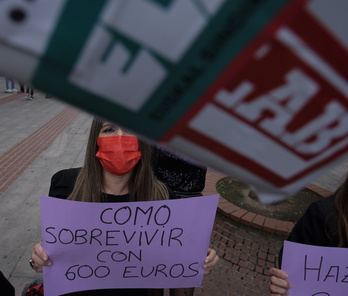 Trabajadoras de H&M sostienen carteles con sus bajos sueldos en una protesta reciente. (Jon URBE/FOKU)