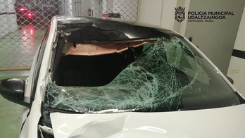 Estado en el que quedó el coche que atropelló mortalmente al hombre de 32 años en Iruñea. (IRUÑEKO UDALTZAINGOA)
