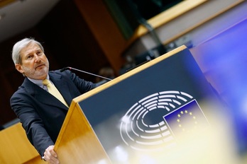 El comisario de Presupuestos, el austriaco Johannes Hahn, en una reciente comparecencia en el Parlamento Europeo. (Johanna GERON | AFP)