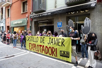 Concentración de LAB y SOS Racismo ante el hotel Castillo de Javier para denunciar la explotación sufrida por una trabajadora. (Iñigo URIZ/FOKU)