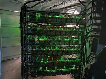 Las «minas» de bitcoin necesitan un consumo intensivo de electricidad para mantener en funcionamiento potentes ordenadores. (AFP)