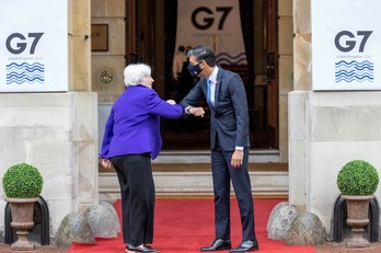 El canciller de la Hacienda británico, Rishi Sunak, da la bienvenida a la secretaria del Tesoro de EEUU, Janet Yellen, a la reunión de ministros de Finanzas del G7 en Londres. (Steve REIGATE | AFP)