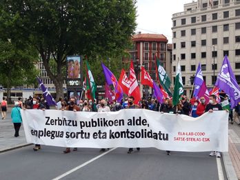ELA, LAB, CCOO, Satse, Steeilas y ESK se han manifestado en Bilbo, Donostia y Gasteiz. (@labsindikatua)