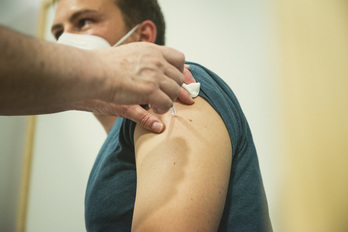 Un joven recibe la vacuna en el Hospital de Baiona.        (Guillaume FAUVEAU)
