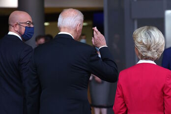 El mandatario estadounidense, Joe Biden, flanqueado por Charles Michel y Ursula von der Leyen, presidentes del Consejo y la Comisión Europea, respectivamente. (Kenzo TRIBOUILLARD/AFP)