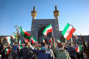 Partidarios de Raisi celebran su victoria en las elecciones. (Mohsen ESMEILZADEH/AFP)