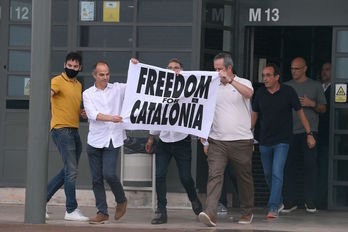 Los siete presos del procés que se encontraban en Lledoners posan con tras salir de la cárcel. (Josep LAGO/AFP)