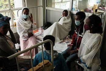 Familiares visitan a un herido en el hospital Ayder, en Mekele, la capital de Tigray. (Yasuyoshi CHIBA | AFP)